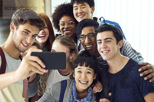 Schulfreunde posieren zusammen für ein Selfie