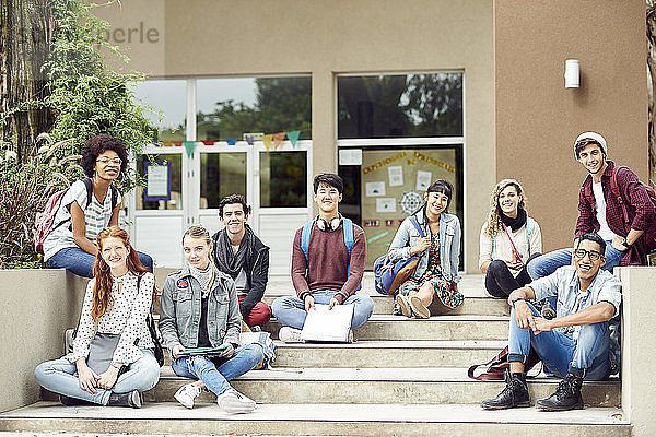 Studenten sitzen im Freien auf dem Campus  Porträt