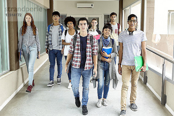 Schüler gehen im Schulkorridor spazieren