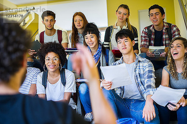 Gruppe von College-Studenten  die einer informellen Vorlesung zuhören