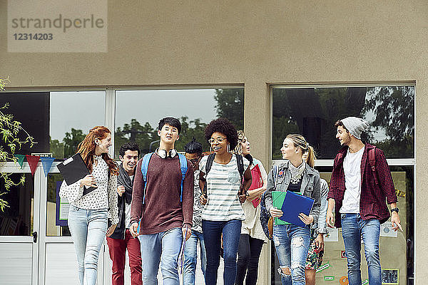 College-Studenten unterhalten sich beim Spaziergang auf dem Campus