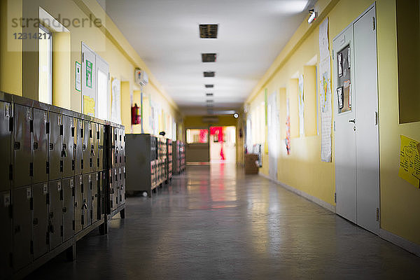 Leerer Schulkorridor