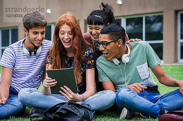College-Studenten schauen sich gemeinsam ein digitales Tablet an