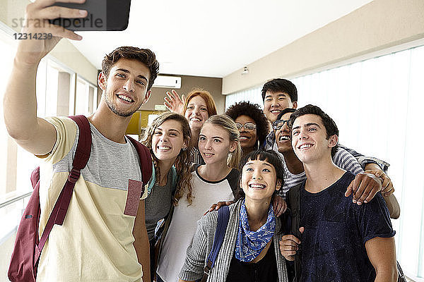 Studenten posieren für ein Gruppen-Selfie