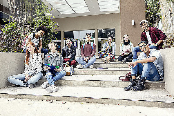 College-Studenten sitzen auf den Stufen vor dem Gebäude  Porträt