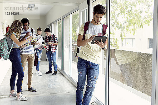 Schüler hängen im Schulkorridor herum