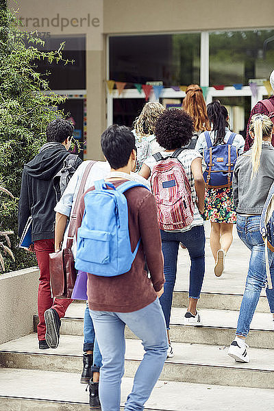 College-Studenten auf dem Weg zum Campus-Gebäude  Rückansicht