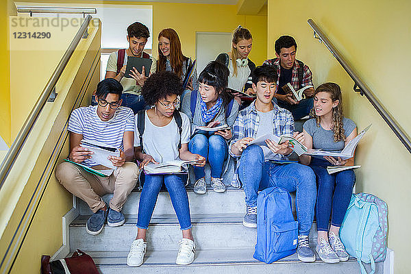 Gruppe von Studenten  die auf einer Treppe lernen