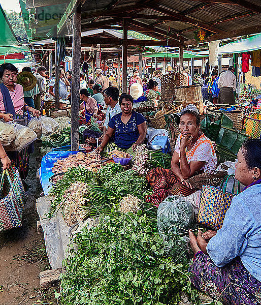 Frau verkauft Lebensmittel auf dem Markt im Seedorf Nam Pan  Stelzenhäuser  Inle-See  Shan-Staat  Myanmar (Burma)  Asien; Kunsthandwerk; Stammesfrau