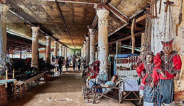 Asien; Myanmar  Der Weg dorthin: Shwe Indein Pagodenkomplex am Inle See  Shan Staat; im Dorf Dain Khone; Überdachte Galerien