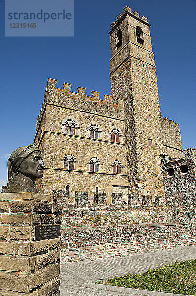 Europa  Italien  Toskana  Poppi  Conti Schloss Guidi in Casentino. Die Statue von Dante.