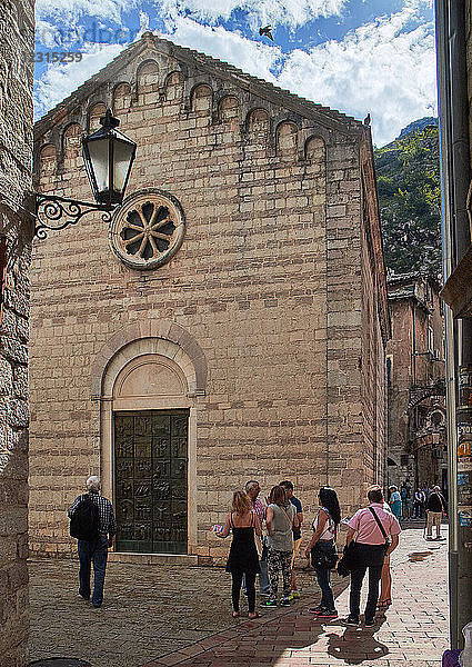 Europa  Montenegro  Kotor Stadt  Cats Platz  St. Ozana Kirche