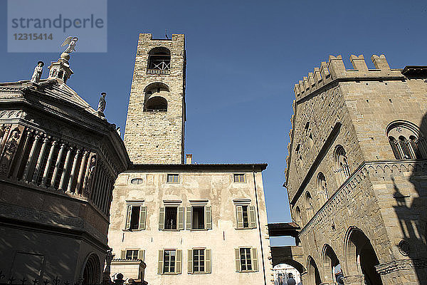 Italien  Lombardei  Bergamo  Città Alta  Baptisterium  Stadtturm (der ''Campanone'') und Podestà-Palast