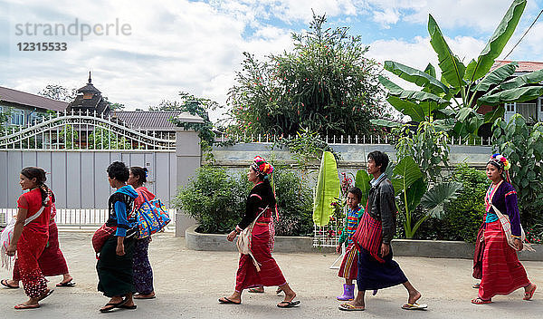 Nyaungshwe ( YAUNGHWE) Stadt; Inle See Shan Staat  Myanmar (Burma)  Asien; Shan Volk  Ethnische Minderheit ; PROZESSION für junge Männer beim Betreten eines buddhistischen Klosters