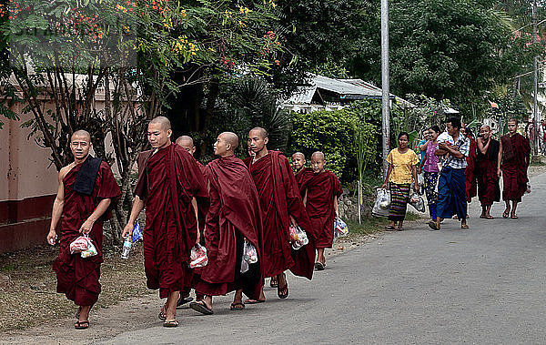 Nyaungshwe ( YAUNGHWE) Stadt; Inle See Shan Staat  Myanmar (Burma)  Asien ; junge Mönche gehen in einer Reihe