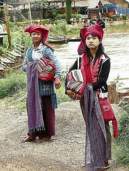 Asien; Myanmar Pa-O oder Pao-Mädchen in traditioneller Kleidung  ethnische Minderheit  Tracht  Shan-Staat  Inle-See  thanaka Gesichtsschmerz