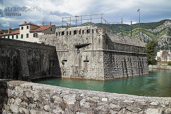 Europa  Montenegro  Kotor Stadt  Nordtor  Brücke über den Fluss Skürda