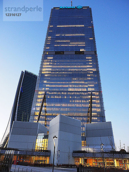 Europa. Italien  Lombardei   Mailand   Wolkenkratzer im Stadtteil Citylife  Arata Isozaki Turm   Allianz Tower