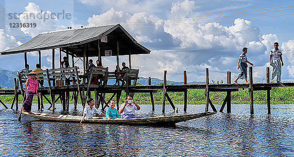 Gemeinde Maing Thauk; Inle-See  Shan-Staat  Myanmar (Burma)  Asien; Stelzenhäuser; steht im Wasser; Der erhöhte Gehweg in der Nähe des Dorfes Maing Thauk auf dem Weg zum Wochenmarkt