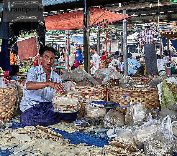 Mann verkauft Lebensmittel auf dem Markt im Seedorf Nam Pan  Stelzenhäuser  Inle-See  Shan-Staat  Myanmar (Burma)  Asien; Kunsthandwerk; Stammesfrau