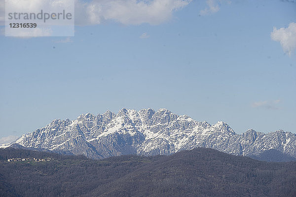 Italien  Lombardei  Blick vom Montevecchia auf den Berg Resegone.