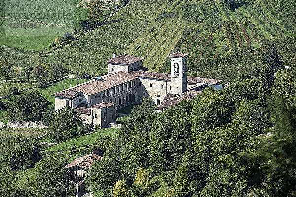 Italien  Lombardei  Bergamo  Blick auf das Kloster Astino vom Hügel San Vigilio