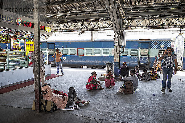 Indien  Varanasi  Bahnhof