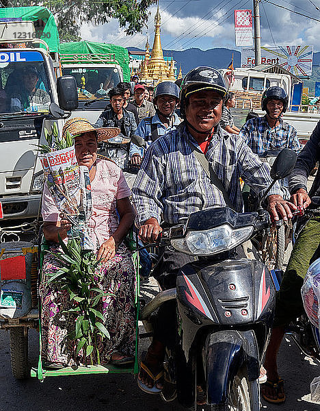 Nyaungshwe ( YAUNGHWE) Stadt; Inle See Shan Staat  Myanmar (Burma)  Asien; Ein beladenes Motorrad  Taxi; Eine belebte Straßenszene