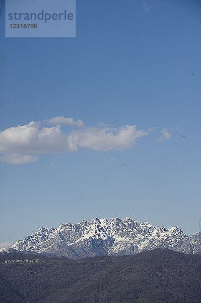 Italien  Lombardei  Blick vom Montevecchia auf den Berg Resegone.