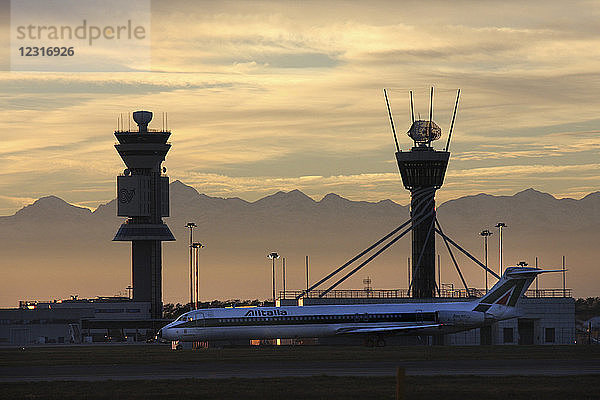Kontrollturm  Flughafen Malpensa  Mailand  Italien
