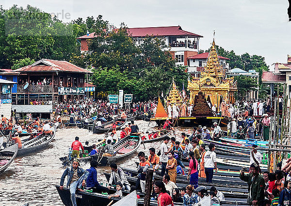 Ein königlicher Kahn  auf dem vier Buddha-Statuen transportiert werden  wird während des Phaung-daw-oo-Pagodenfestes auf dem Inle-See im Shan-Staat im Osten Myanmars gezogen; Stadt Nyaungshwe