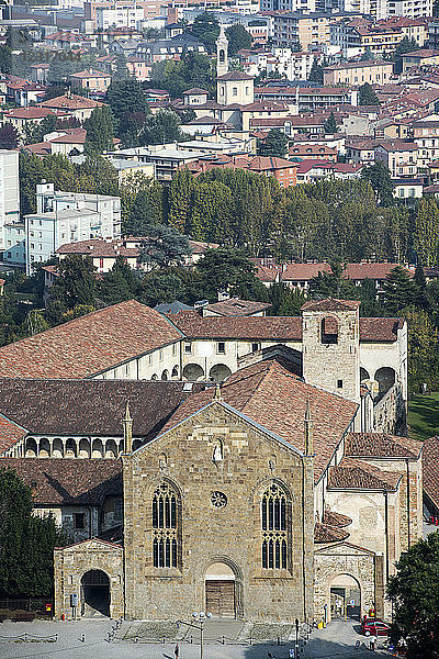 Italien  Lombardei  Bergamo  Città Alta  Stadtbild mit S.Agostino Kirche und Kreuzgang