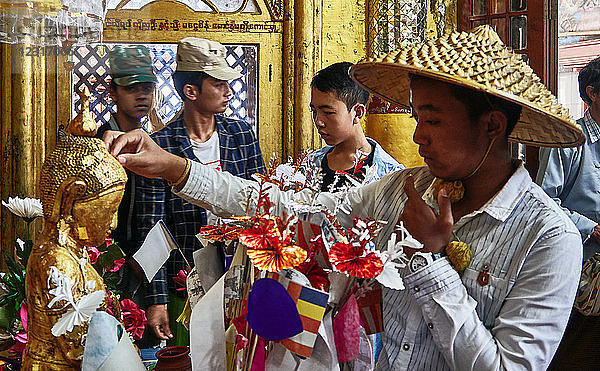 Nyaungshwe ( YAUNGHWE) Stadt; Inle See Shan Staat  Myanmar (Burma)  Asien ;Der Buddha wurde von Buddhisten mit goldenen Blättern bedeckt  im Inneren der Adana Man Aung Pagode in Nyaung Shwe. Diese Pagode wurde 1866 von Nyaung Shwe Saw Bwar Soe Maung (Häuptling der Shan) erbaut und ist berühmt für ihre traditionelle Shan-Architektur.