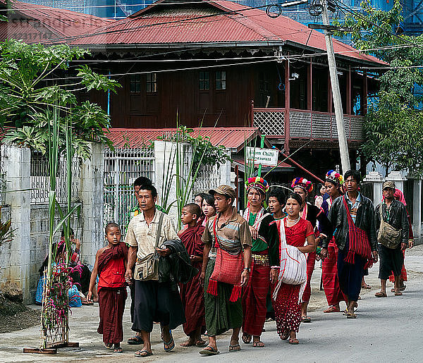 Nyaungshwe ( YAUNGHWE) Stadt; Inle See Shan Staat  Myanmar (Burma)  Asien; Shan Volk  Ethnische Minderheit ; PROZESSION für junge Männer beim Betreten eines buddhistischen Klosters