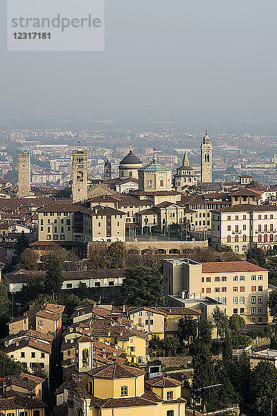 Italien  Lombardei  Bergamo  Blick auf die Città Alta vom Hügel San Vigilio
