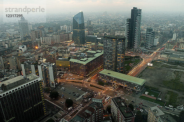 Italien  Lombardei  Mailand  Blick auf die Stadt Mailand am Abend vom Belvedere (39. Stock) des Palazzo Lombardia.