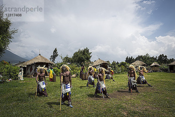 Ruanda  Ruhengeri  Musanze  Iby'Iwacu Kulturdorf  Tänzerin