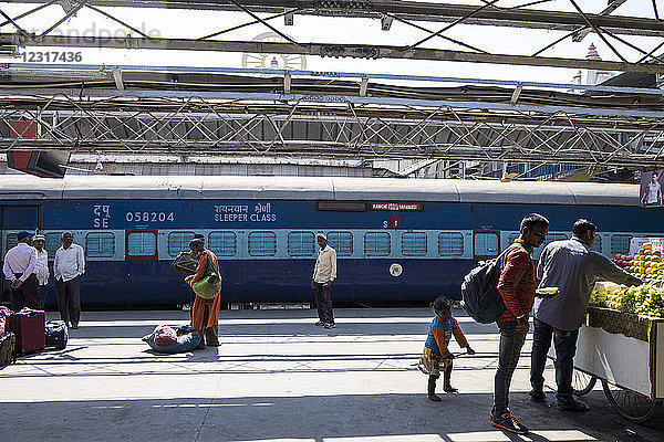 Indien  Varanasi  Bahnhof