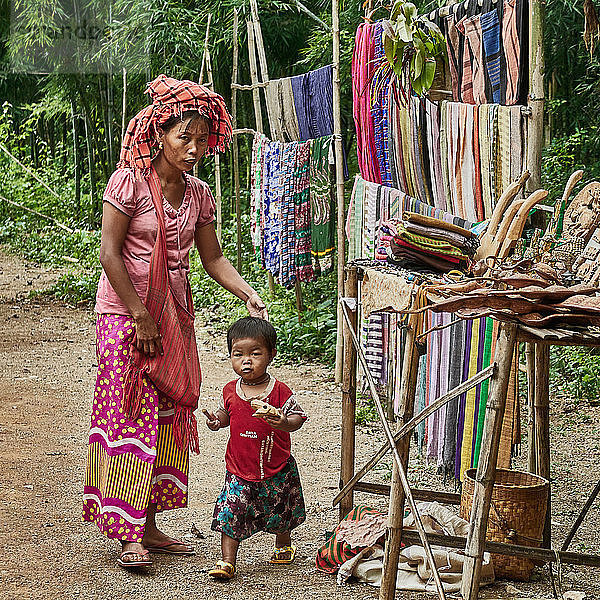 Asien; Myanmar Pa-O oder Pao Mothe in traditioneller Kleidung  ethnische Minderheit  Tracht  Shan-Staat  Inle-See thanaka Gesichtsschmerz