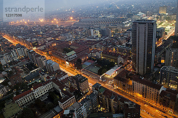 Italien  Lombardei  Mailand  Blick auf die Stadt Mailand am Abend vom Belvedere (39. Stock) des Palazzo Lombardia.