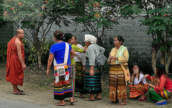 Nyaungshwe ( YAUNGHWE) Stadt; Inle See Shan Staat  Myanmar (Burma)  Asien; Mönche und ethnische Minderheit in traditioneller Tracht
