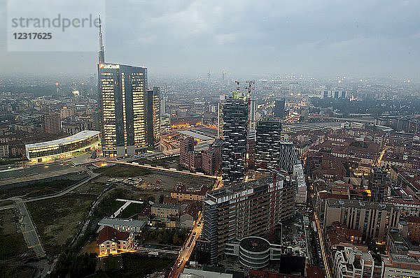 Italien  Lombardei  Mailand  Blick auf die Stadt Mailand am Abend vom Belvedere (39. Stock) des Palazzo Lombardia.