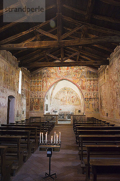 Italien  Lombardei  Abbadia Lariana  Kirche von S. Giorgio del Crebbio. Das Kirchenschiff mit einer Fachwerkdecke stammt aus dem 12. Jahrhundert und das Presbyterium aus dem 14. bis 15.