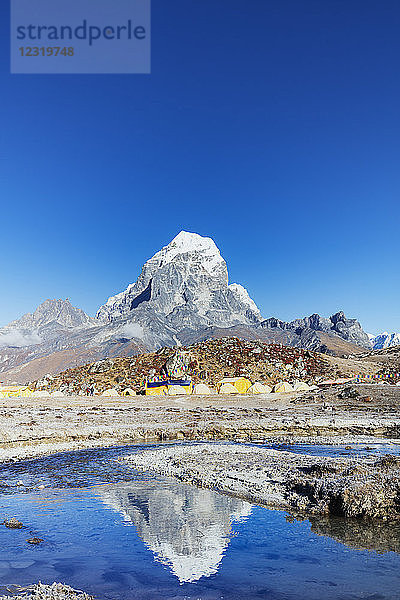 Ama Dablam Basislager mit Tobuche  6495m  Sagarmatha National Park  UNESCO Weltkulturerbe  Khumbu Tal  Nepal  Himalaya  Asien