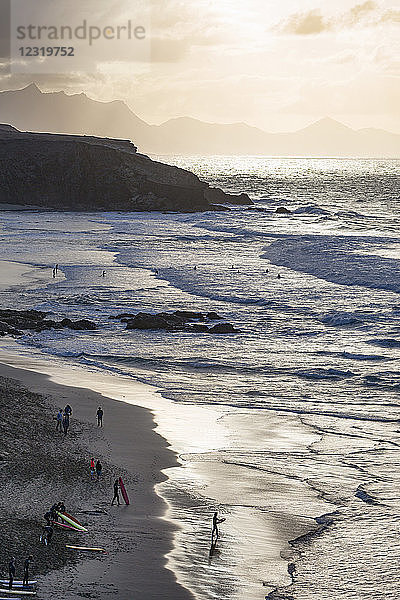 Surfer am Playa del Viejo Rey bei La Pared auf der Vulkaninsel Fuerteventura  Kanarische Inseln  Spanien  Atlantik  Europa