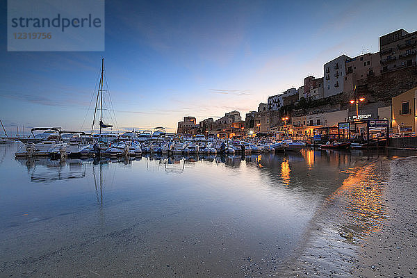 Hafen bei Sonnenaufgang  Castellammare del Golfo  Provinz Trapani  Sizilien  Italien  Mittelmeer  Europa