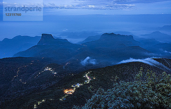 Lichter  die den Pilgerweg durch den Wald zum Sri Pada (Adams Peak) markieren  einer wichtigen Pilgerstätte in Sri Lanka  Asien