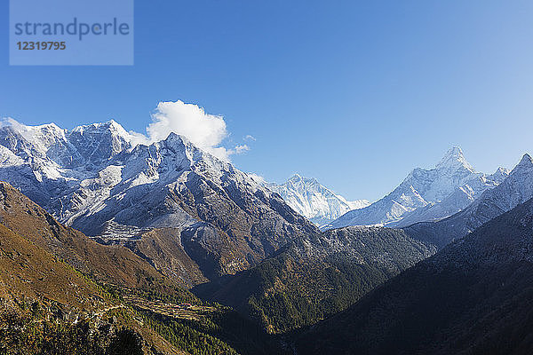 Ama Dablam  6812m  Nuptse und Lhotse Berge  Sagarmatha Nationalpark  UNESCO Weltkulturerbe  Khumbu Tal  Nepal  Himalaya  Asien