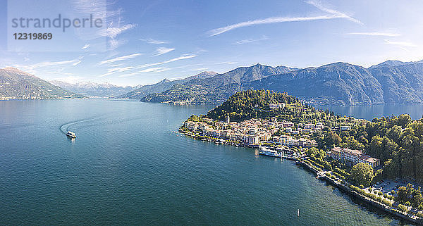 Panoramaluftaufnahme des Comer Sees und des Dorfes Bellagio  Provinz Como  Lombardei  Italienische Seen  Italien  Europa (Drohne)