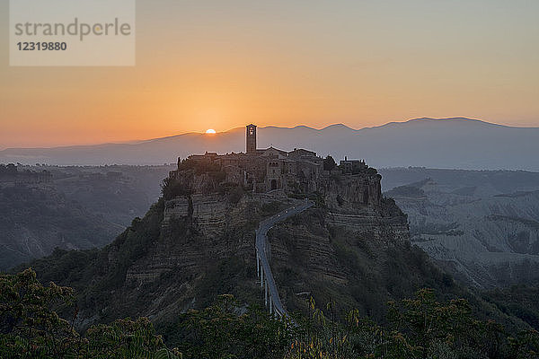 Sonnenaufgang in Civita di Bagnoregio  einer Stadt auf dem Hügel  Provinz Viterbo  Italien  Europa